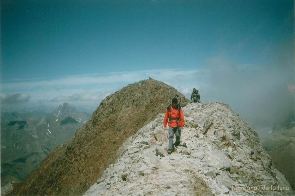 Delante Jesús y Joaquín en la cresta de los Infiernos, dejando atrás la cima del Infierno Occidental. Detrás a la izquierda el Pic du Midi d'Ossau